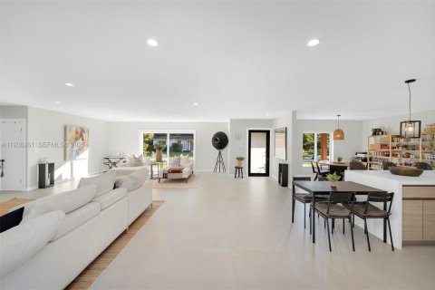 House in Pinecrest, Florida 3 bedrooms, 189.15 sq.m. № 1994306 - photo 4