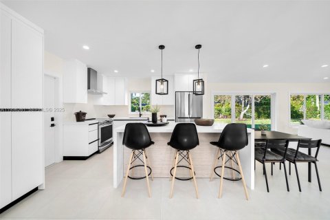 House in Pinecrest, Florida 3 bedrooms, 189.15 sq.m. № 1994306 - photo 9