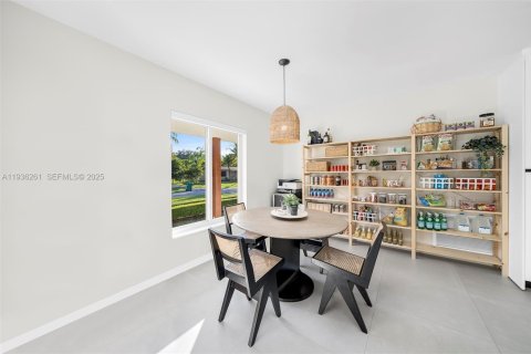 House in Pinecrest, Florida 3 bedrooms, 189.15 sq.m. № 1994306 - photo 12