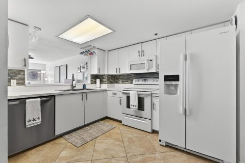 Condo in St. Lucie, Florida, 2 bedrooms  № 2192180 - photo 7