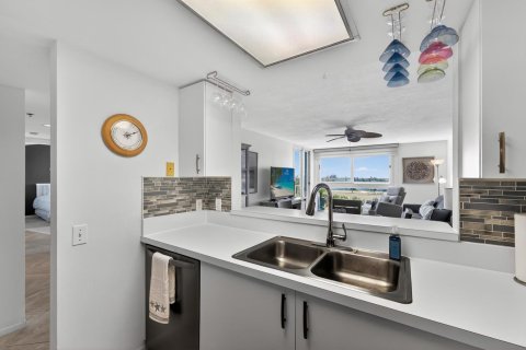Condo in St. Lucie, Florida, 2 bedrooms  № 2192180 - photo 8