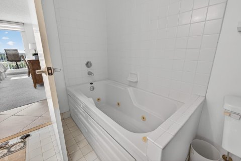 Condo in St. Lucie, Florida, 2 bedrooms  № 2192180 - photo 12