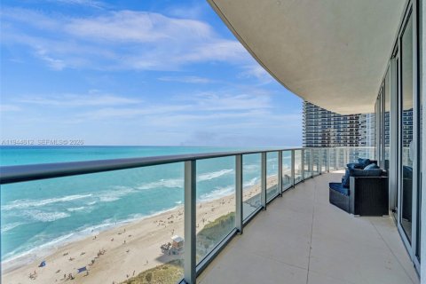 Condominio en alquiler en Hollywood, Florida, 3 dormitorios, 164.53 m2 № 2060114 - foto 24