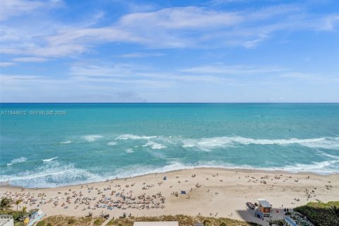 Condominio en alquiler en Hollywood, Florida, 3 dormitorios, 164.53 m2 № 2060114 - foto 18