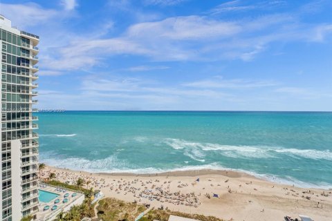 Condominio en alquiler en Hollywood, Florida, 3 dormitorios, 164.53 m2 № 2060114 - foto 16