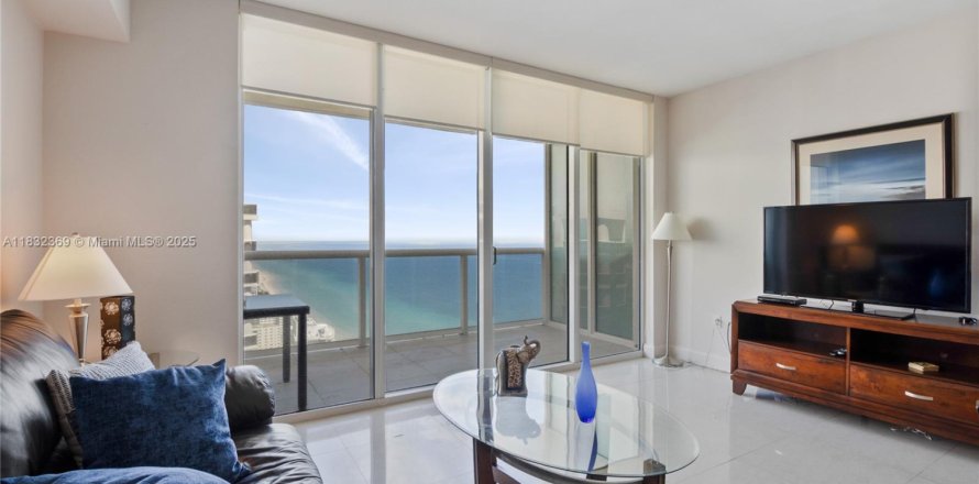 Condo in Hallandale Beach, Florida, 1 bedroom № 1888787