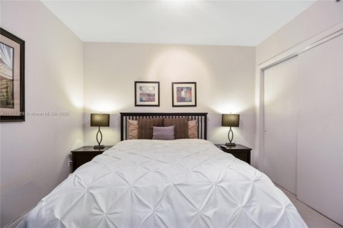 Condo in Hallandale Beach, Florida, 1 bedroom  № 1888787 - photo 12