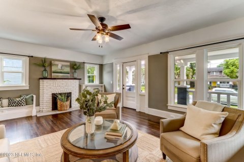 House in Jacksonville, Florida 4 bedrooms, 209.03 sq.m. № 777605 - photo 1