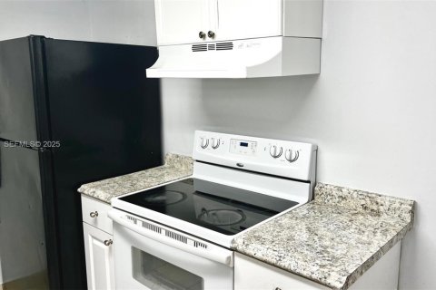 House in Miami, Florida 2 bedrooms, 74.32 sq.m. № 1994136 - photo 5