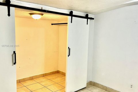 House in Miami, Florida 2 bedrooms, 74.32 sq.m. № 1994136 - photo 9