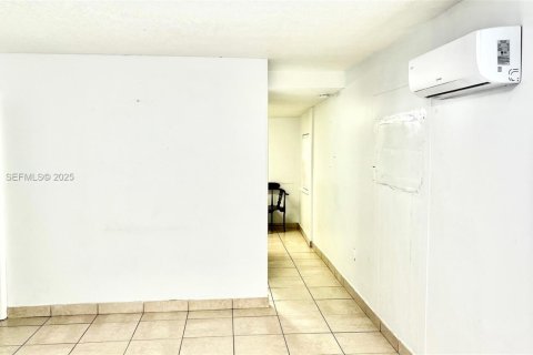 House in Miami, Florida 2 bedrooms, 74.32 sq.m. № 1994136 - photo 8