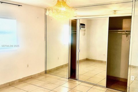 House in Miami, Florida 2 bedrooms, 74.32 sq.m. № 1994136 - photo 10