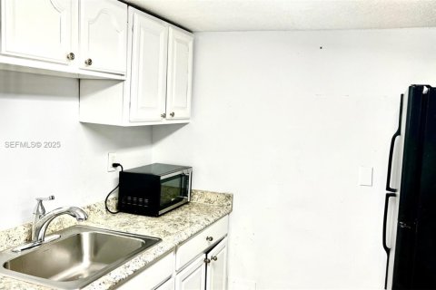 House in Miami, Florida 2 bedrooms, 74.32 sq.m. № 1994136 - photo 4