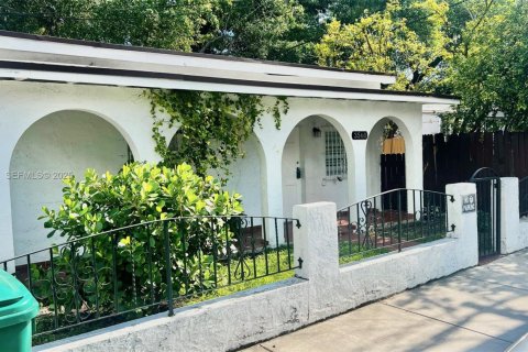 House in Miami, Florida 2 bedrooms, 74.32 sq.m. № 1994136 - photo 1