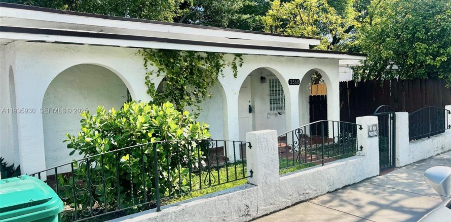 House in Miami, Florida 2 bedrooms, 74.32 sq.m. № 1994136