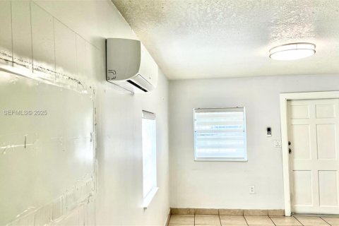 House in Miami, Florida 2 bedrooms, 74.32 sq.m. № 1994136 - photo 7