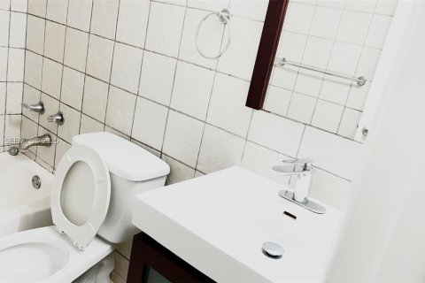 House in Miami, Florida 2 bedrooms, 74.32 sq.m. № 1994136 - photo 6