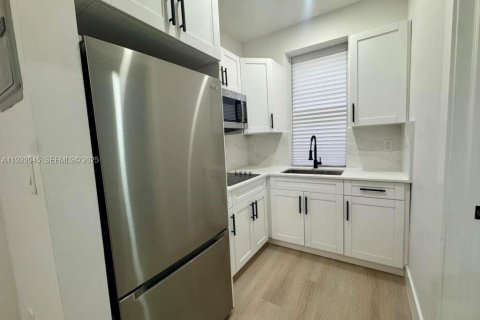 Снять в аренду квартиру в Майами, Флорида 2 спальни, 55.56м2, № 1988865 - фото 1