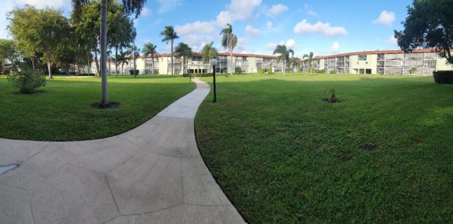 Condominio en Palm Springs, Florida, 1 dormitorio № 928087