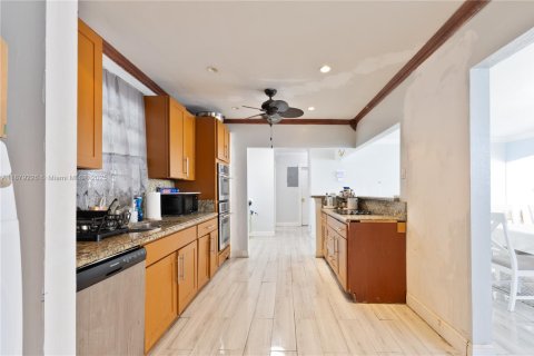 House in Hollywood, Florida 3 bedrooms, 151.34 sq.m. № 1927798 - photo 8