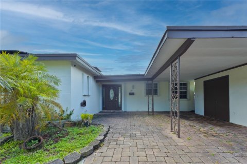 House in Hollywood, Florida 3 bedrooms, 151.34 sq.m. № 1927798 - photo 5