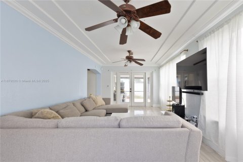 House in Hollywood, Florida 3 bedrooms, 151.34 sq.m. № 1927798 - photo 15