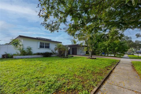 House in Hollywood, Florida 3 bedrooms, 151.34 sq.m. № 1927798 - photo 3