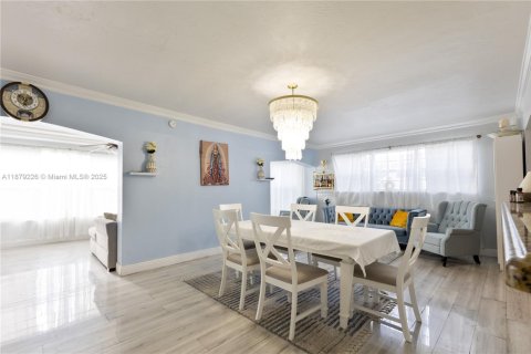 House in Hollywood, Florida 3 bedrooms, 151.34 sq.m. № 1927798 - photo 12