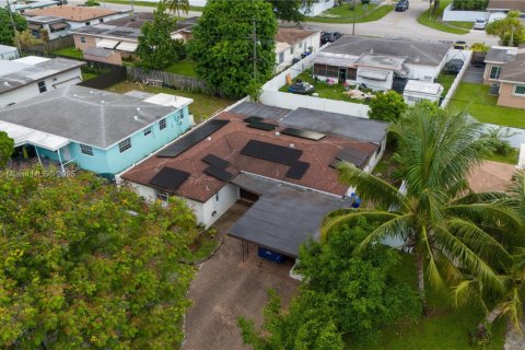 House in Hollywood, Florida 3 bedrooms, 151.34 sq.m. № 1927798 - photo 26