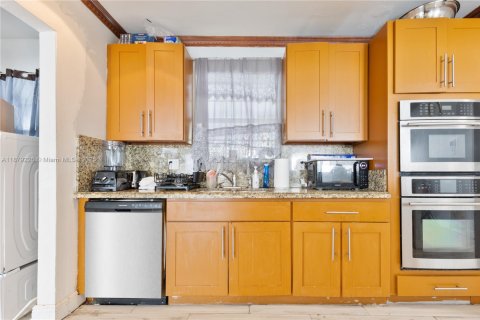 House in Hollywood, Florida 3 bedrooms, 151.34 sq.m. № 1927798 - photo 9