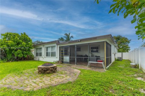 House in Hollywood, Florida 3 bedrooms, 151.34 sq.m. № 1927798 - photo 24