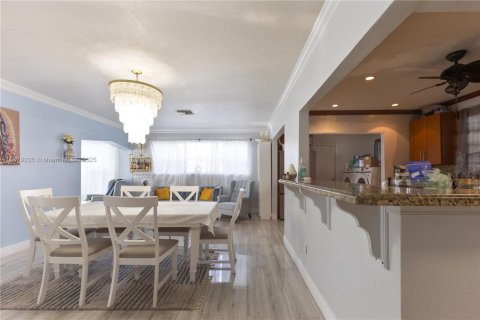 House in Hollywood, Florida 3 bedrooms, 151.34 sq.m. № 1927798 - photo 10