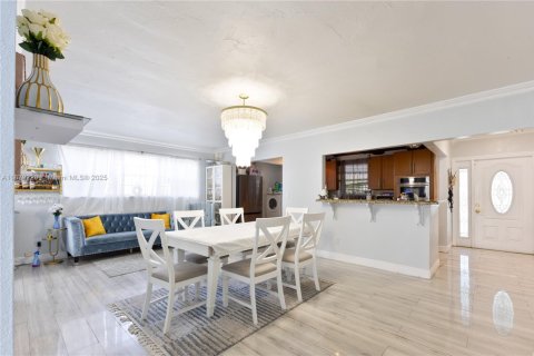 House in Hollywood, Florida 3 bedrooms, 151.34 sq.m. № 1927798 - photo 11