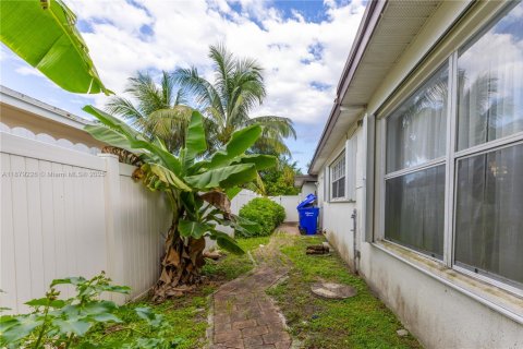House in Hollywood, Florida 3 bedrooms, 151.34 sq.m. № 1927798 - photo 25