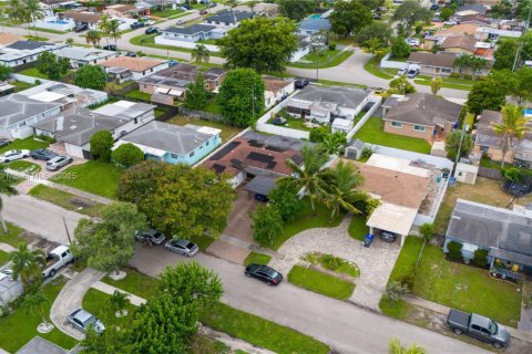 House in Hollywood, Florida 3 bedrooms, 151.34 sq.m. № 1927798 - photo 28