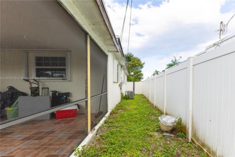 House in Hollywood, Florida 3 bedrooms, 151.34 sq.m. № 1927798 - photo 22