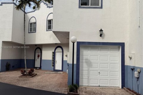 Townhouse in Fort Lauderdale, Florida 3 bedrooms, 218.32 sq.m. № 1982384 - photo 3