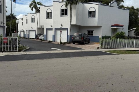 Townhouse in Fort Lauderdale, Florida 3 bedrooms, 218.32 sq.m. № 1982384 - photo 2