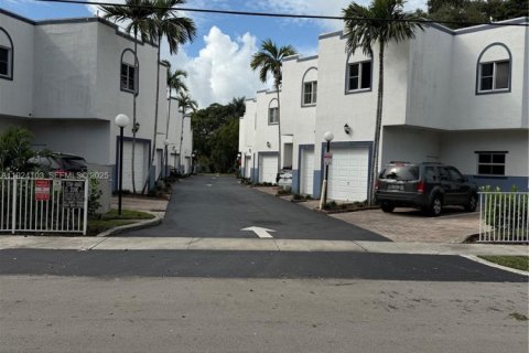 Townhouse in Fort Lauderdale, Florida 3 bedrooms, 218.32 sq.m. № 1982384 - photo 1