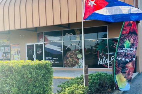Commercial property in Tampa, Florida № 2227806