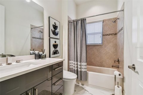 House in Land O' Lakes, Florida 6 bedrooms, 415.83 sq.m. № 1898740 - photo 9