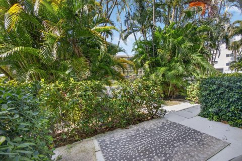 Condo in Palm Beach, Florida, 3 rooms  № 2153622 - photo 11