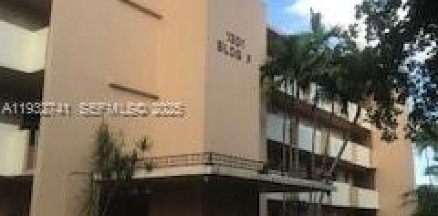 Condominio en Miami, Florida, 1 dormitorio  № 2077042