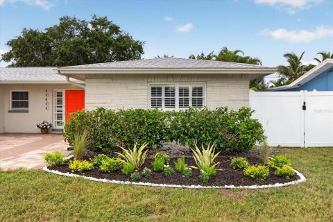 House in Treasure Island, Florida 3 bedrooms, 188.03 sq.m. № 2406603 - photo 4