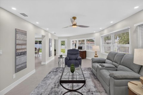 House in Treasure Island, Florida 3 bedrooms, 188.03 sq.m. № 2406603 - photo 17