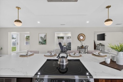 House in Treasure Island, Florida 3 bedrooms, 188.03 sq.m. № 2406603 - photo 12