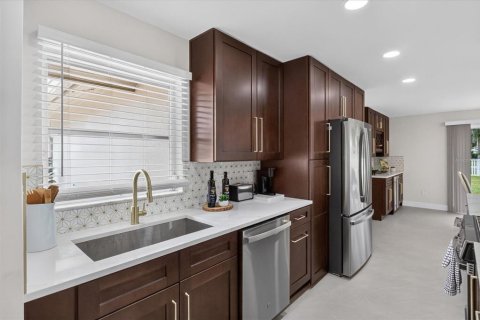 House in Treasure Island, Florida 3 bedrooms, 188.03 sq.m. № 2406603 - photo 8