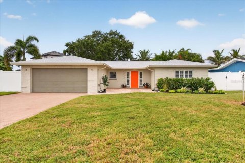 House in Treasure Island, Florida 3 bedrooms, 188.03 sq.m. № 2406603