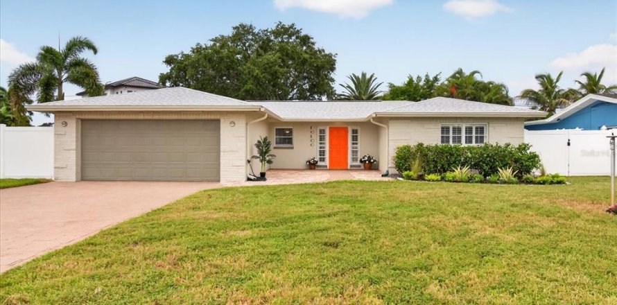 House in Treasure Island, Florida 3 bedrooms, 188.03 sq.m. № 2406603