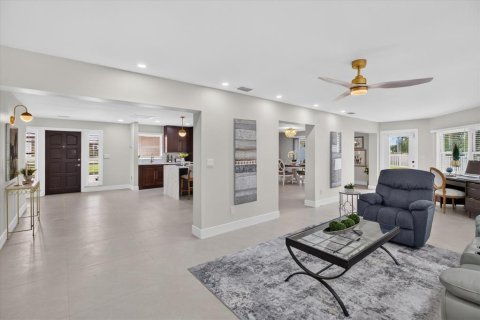 House in Treasure Island, Florida 3 bedrooms, 188.03 sq.m. № 2406603 - photo 16